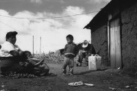 Image of sheet 19890010 photo 22: Indigene Famillie vor Adobe-Haus, San Christobal de las Casas, Chiapas. Mexico 1989.