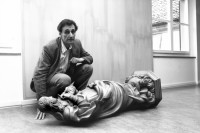 Image of sheet 19890040 photo 26: Aldo Walker mit liegender Marienfigur im Helmhaus, Zürich 1989. artist