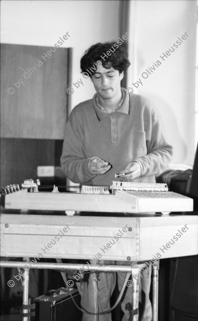 Image of sheet 19890060 photo 20: Roland Schiltknecht am Hackbrett, Zürich 1989.