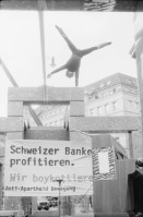Image of sheet 19890120 photo 14: Bankenpiquett gegen die CH-er Finanzpolitik in Südafrika. Protest. 
*Granitskulptur (1983) von Max Bill
Der Schweizer Künstler Max Bill schuf 1983 die begehbare «Pavillon-Skulptur» – ein Beispiel für klare Linien –,