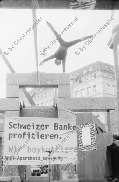 Image of sheet 19890120 photo 14: Bankenpiquett gegen die CH-er Finanzpolitik in Südafrika. Protest. 
*Granitskulptur (1983) von Max Bill
Der Schweizer Künstler Max Bill schuf 1983 die begehbare «Pavillon-Skulptur» – ein Beispiel für klare Linien –,