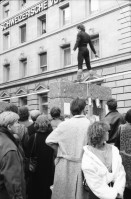 Image of sheet 19890120 photo 3: Seiltänzer gibt eine Performance auf der Skulptur von Max Bill an der Bahnhofstrasse, Zürich 1989.
