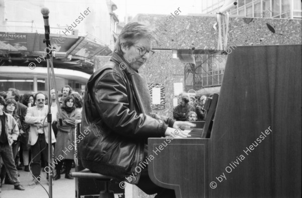 Image of sheet 19890120 photo 30: Irene Schweizer am Piano, Paradeplatz, Zürich 1989.