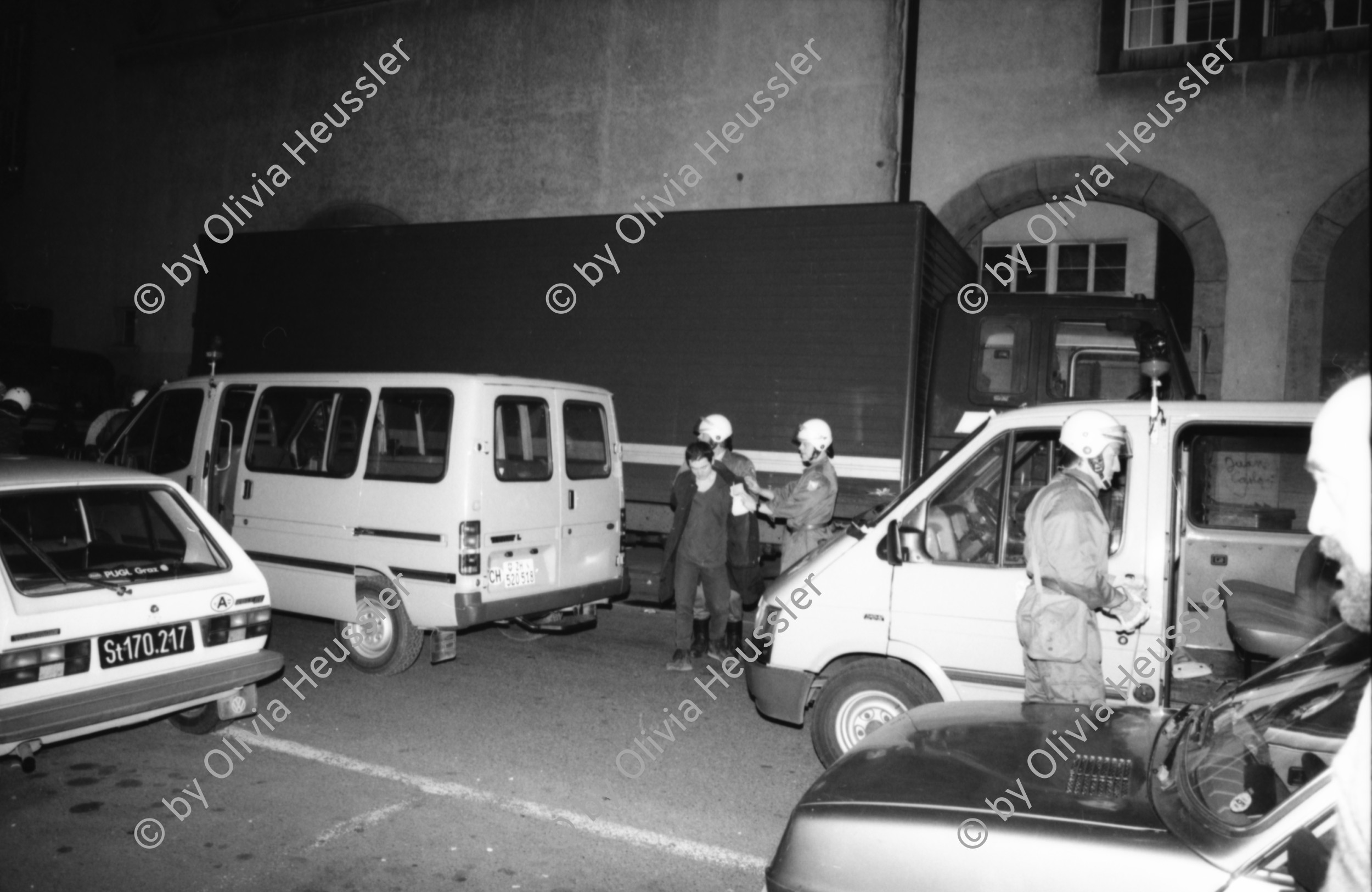 Image of sheet 19890130 photo 25: Junger Mann wird von Polizeibeamten in Kampfmontur verhaftet, Zürich 1989.
Pierino Hellmutstrasse