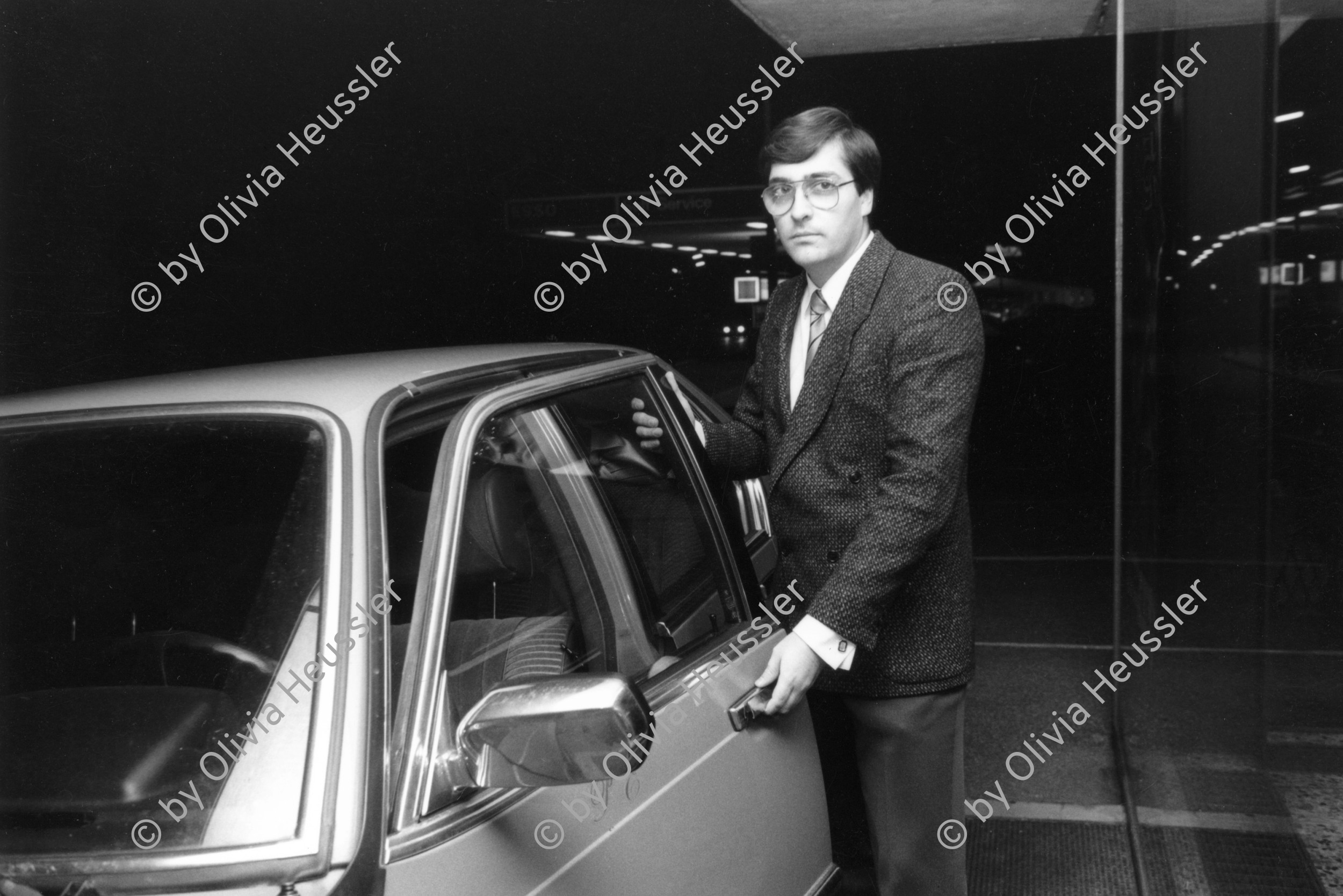 Image of sheet 19890130 photo 6: frtsg. 890131 Auto partei Präsident Kanton Solothurn mit seinem BMW. Portrait. Schweiz Switzerland car party political √