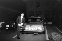 Image of sheet 19890131 photo 17: Der kantonale Autopartei präsident von Solothurn vor seinem BMW mit besonders tiefen Nummerschild SO 270 Nachts. Portrait geblitzt.
frtsg. 890131 Autopartei Präsident Kanton Solothurn mit seinem BMW. Portrait 1989 Schweiz √
swiss car party Switzerland canton