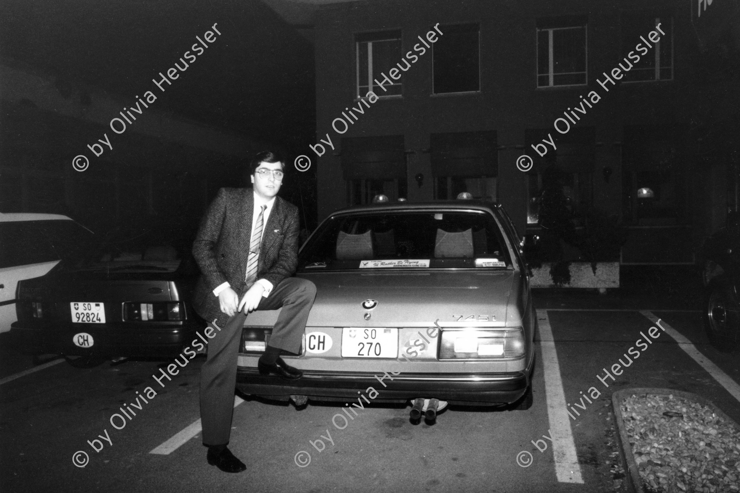 Image of sheet 19890131 photo 17: Der kantonale Autopartei präsident von Solothurn vor seinem BMW mit besonders tiefen Nummerschild SO 270 Nachts. Portrait geblitzt.
frtsg. 890131 Autopartei Präsident Kanton Solothurn mit seinem BMW. Portrait 1989 Schweiz √
swiss car party Switzerland canton