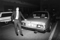 Image of sheet 19890131 photo 19: Der kantonale Autopartei präsident von Solothurn vor seinem BMW mit besonders tiefen Nummerschild SO 270 Nachts. Portrait geblitzt.
frtsg. 890131 Autopartei Präsident Kanton Solothurn mit seinem BMW. Portrait 1989 Schweiz √
swiss car party Switzerland canton