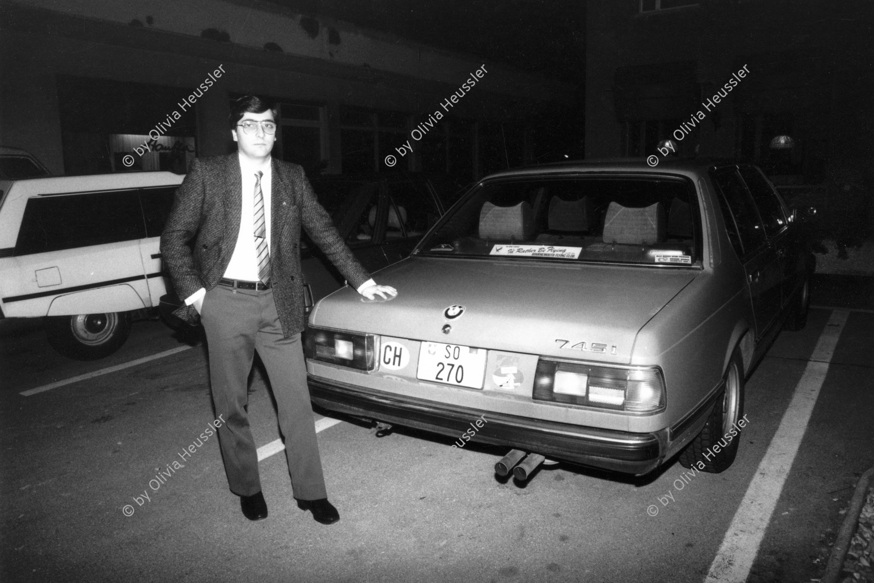 Image of sheet 19890131 photo 19: Der kantonale Autopartei präsident von Solothurn vor seinem BMW mit besonders tiefen Nummerschild SO 270 Nachts. Portrait geblitzt.
frtsg. 890131 Autopartei Präsident Kanton Solothurn mit seinem BMW. Portrait 1989 Schweiz √
swiss car party Switzerland canton