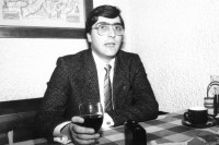 Image of sheet 19890131 photo 5: Der kantonale Autopartei präsident von Solothurn vor seinem BMW mit besonders tiefen Nummerschild SO 270 Nachts. Portrait geblitzt. 
frtsg. 890131 Autopartei Präsident Kanton Solothurn mit seinem BMW. Portrait 1989 Schweiz √
swiss car party Switzerland canton