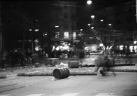 Image of sheet 19890140 photo 0: Demonstration mit Barrikade am Helvetiaplatz, 
Kreis vier, Aussersihl, Zürich 1989.