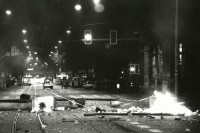 Image of sheet 19890140 photo 5: Am Helvetiaplatz brennt eine Barrikade, Zuerich 1989.
Feuer Nacht fyer night barricade