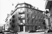 Image of sheet 19890150 photo 13: An der Ankerstrasse 124 steht GANZ und gar.... hängt eine Gans. Spekulanten Hände weg von unserem Haus. Transparent. BewohnerInnen drohen im Juni 1989 mit einen Auszugsboykott. Die Faust hängt an der Bäckerstrasse. Der Stauffacher steht auch noch.
Autofahrer brüllen einander an- Crash. Transparente am Dreieck. Zweierstrasse Achtung bewohntes Gebiet. Das Dreieck den BewohnerInnen und 1 Haus für uns Frauen. Zürich Wohnen Besetzung Housing
