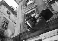 Image of sheet 19890150 photo 14: Eine Faust aus Styropor haengt am 13. Maerz 1989 beim Haus Baeckerstrasse 51 +55. Zürich Wohnen Besetzung Housing Kreis 4 Aussersihl Wohnen Protest