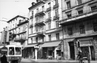Image of sheet 19890150 photo 17: An der Ankerstrasse 124 steht GANZ und gar.... hängt eine Gans. Spekulanten Hände weg von unserem Haus. Transparent. BewohnerInnen drohen im Juni 1989 mit einen Auszugsboykott. Die Faust hängt an der Bäckerstrasse. Der Stauffacher steht auch noch.
Autofahrer brüllen einander an- Crash. Transparente am Dreieck. Zweierstrasse Achtung bewohntes Gebiet. Das Dreieck den BewohnerInnen und 1 Haus für uns Frauen. Zürich Wohnen Besetzung Housing