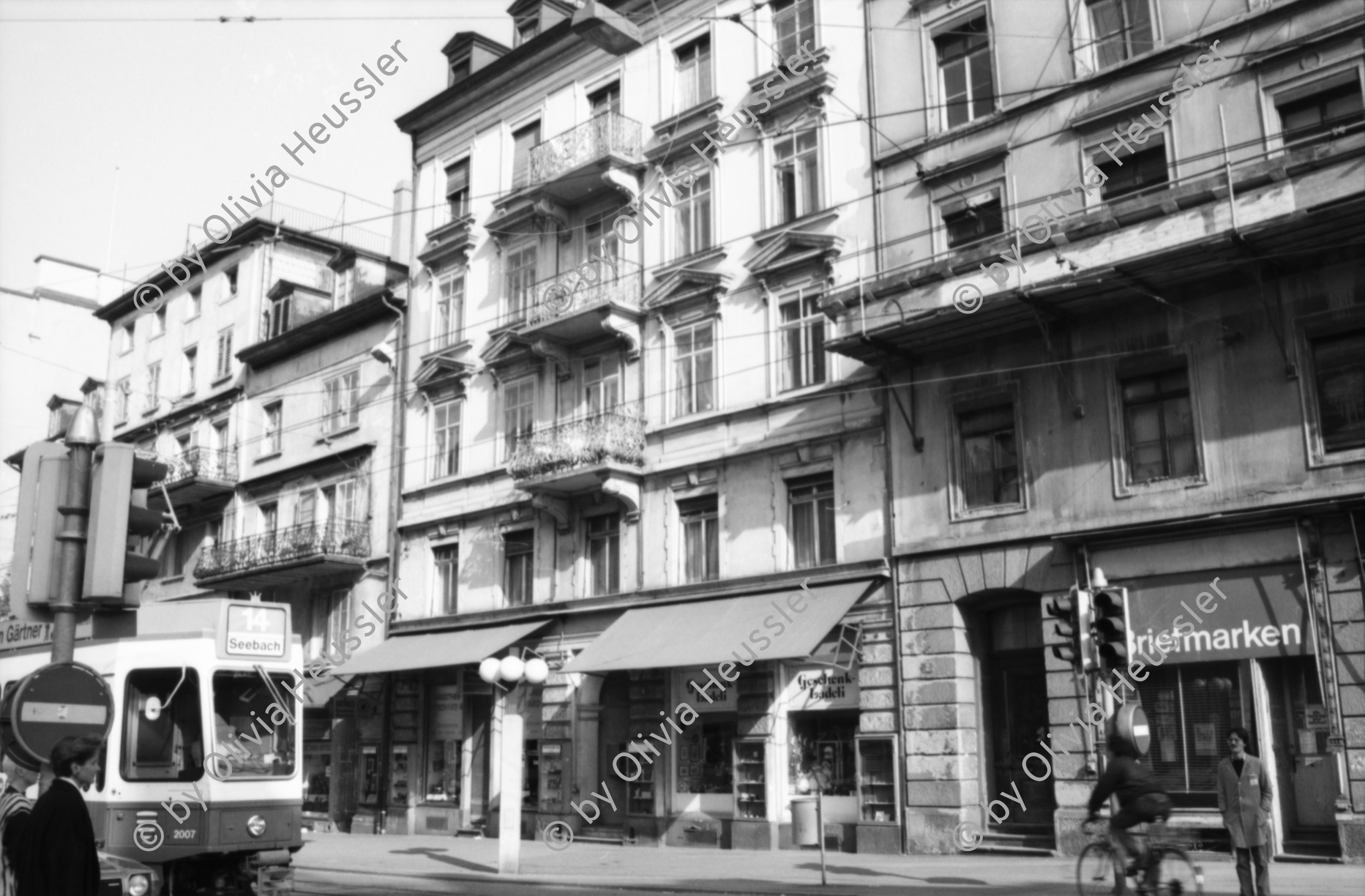 Image of sheet 19890150 photo 17: An der Ankerstrasse 124 steht GANZ und gar.... hängt eine Gans. Spekulanten Hände weg von unserem Haus. Transparent. BewohnerInnen drohen im Juni 1989 mit einen Auszugsboykott. Die Faust hängt an der Bäckerstrasse. Der Stauffacher steht auch noch.
Autofahrer brüllen einander an- Crash. Transparente am Dreieck. Zweierstrasse Achtung bewohntes Gebiet. Das Dreieck den BewohnerInnen und 1 Haus für uns Frauen. Zürich Wohnen Besetzung Housing