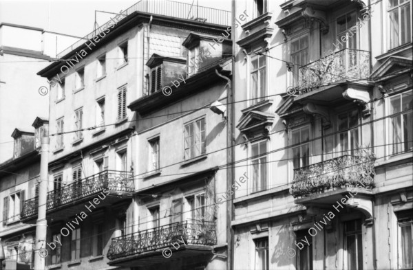 Image of sheet 19890150 photo 24: An der Ankerstrasse 124 steht GANZ und gar.... hängt eine Gans. Spekulanten Hände weg von unserem Haus. Transparent. BewohnerInnen drohen im Juni 1989 mit einen Auszugsboykott. Die Faust hängt an der Bäckerstrasse. Der Stauffacher steht auch noch.
Autofahrer brüllen einander an- Crash. Transparente am Dreieck. Zweierstrasse Achtung bewohntes Gebiet. Das Dreieck den BewohnerInnen und 1 Haus für uns Frauen. Zürich Wohnen Besetzung Housing