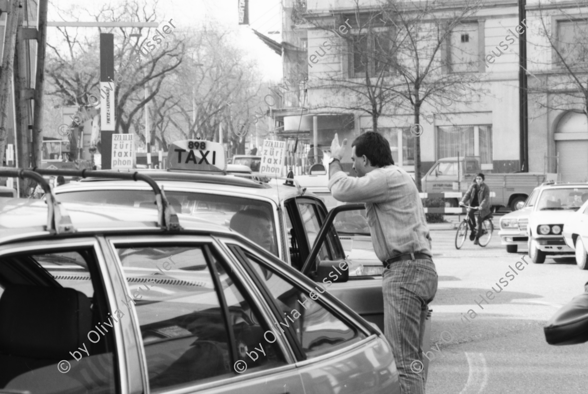 Image of sheet 19890150 photo 26: An der Ankerstrasse 124 steht GANZ und gar.... hängt eine Gans. Spekulanten Hände weg von unserem Haus. Transparent. BewohnerInnen drohen im Juni 1989 mit einen Auszugsboykott. Die Faust hängt an der Bäckerstrasse. Der Stauffacher steht auch noch.
Autofahrer brüllen einander an- Crash. Transparente am Dreieck. Zweierstrasse Achtung bewohntes Gebiet. Das Dreieck den BewohnerInnen und 1 Haus für uns Frauen. Zürich Wohnen Besetzung Housing