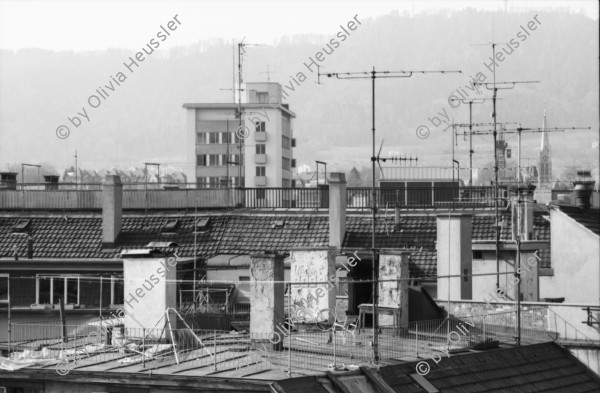 Image of sheet 19890160 photo 11: Am Dreieck, der Zweierstrasse 49/51 stehen die Bagger zur Markierung was alles weg kommt. Als Schablone am Boden. Die Häuser. Die Transparente. Ein Bewohner im Büro. Ein Laden. Das Café Zweier ist weg. Spiegelungen im Fenster. Kuchen liegen da. Zürich Hausbesetzung 1989