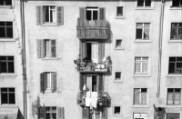 Image of sheet 19890160 photo 13: Am Dreieck, der Zweierstrasse 49/51 stehen die Bagger zur Markierung was alles weg kommt. Als Schablone am Boden. Die Häuser. Die Transparente. Ein Bewohner im Büro. Ein Laden. Das Café Zweier ist weg. Spiegelungen im Fenster. Kuchen liegen da. Zürich Hausbesetzung 1989