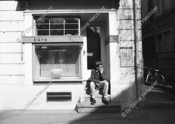 Image of sheet 19890160 photo 19: Anton Marty sitzt am 13. Maerz 1989 im Eingang des Büro im Dreieck an der Zweierstrasse. Am Dreieck, der Zweierstrasse 49/51  Zürich Hausbesetzung 1989
Aussersihl