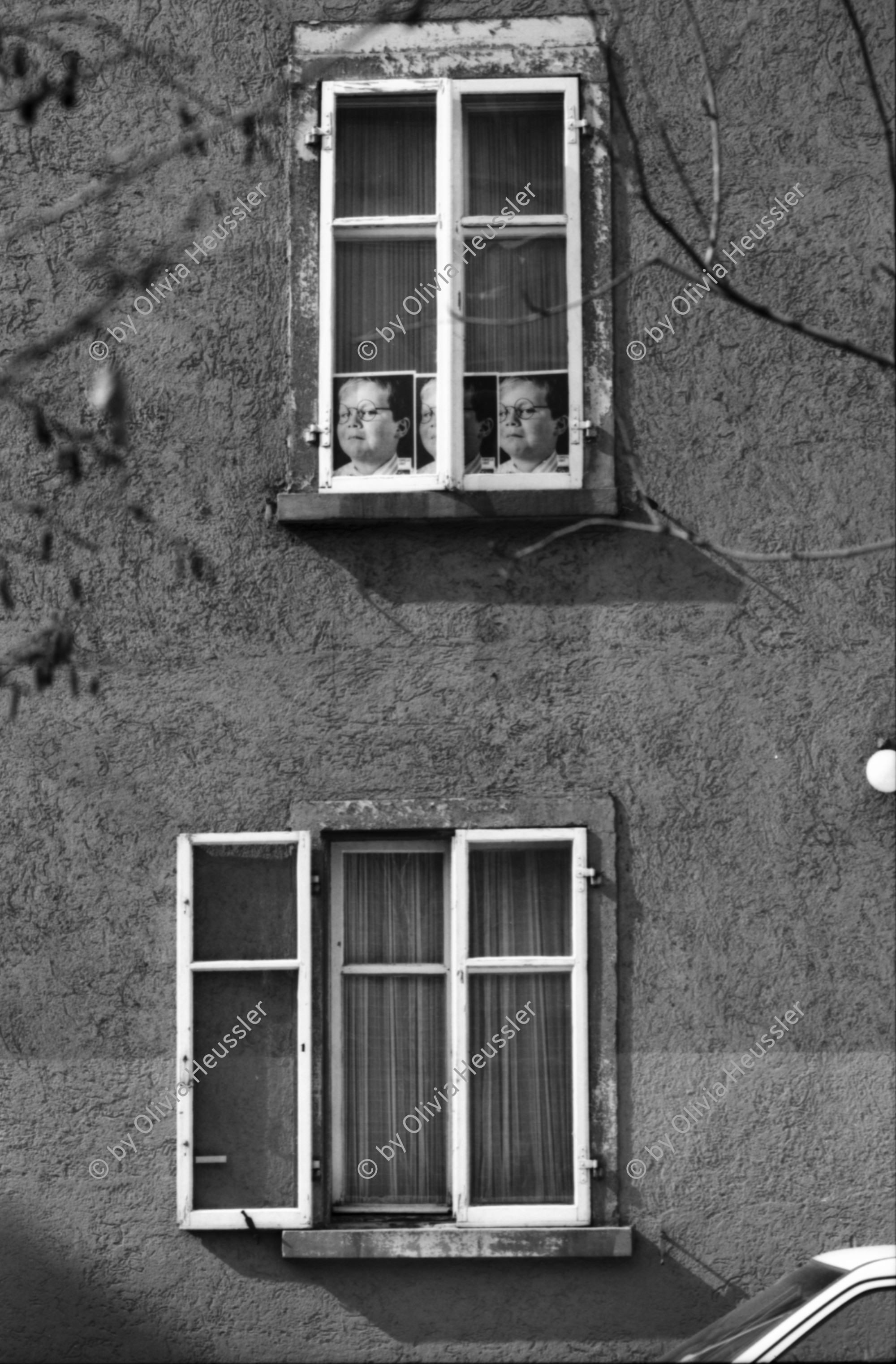 Image of sheet 19890160 photo 26: Am Dreieck, der Zweierstrasse 49/51 stehen die Bagger zur Markierung was alles weg kommt. Als Schablone am Boden. Die Häuser. Die Transparente. Ein Bewohner im Büro. Ein Laden. Das Café Zweier ist weg. Spiegelungen im Fenster. Kuchen liegen da. Zürich Hausbesetzung 1989