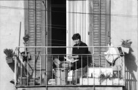 Image of sheet 19890160 photo 3: Am Dreieck, der Zweierstrasse 49/51 stehen die Bagger zur Markierung was alles weg kommt. Als Schablone am Boden. Die Häuser. Die Transparente. Ein Bewohner im Büro. Ein Laden. Das Café Zweier ist weg. Spiegelungen im Fenster. Kuchen liegen da. Zürich Hausbesetzung 1989