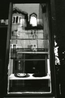 Image of sheet 19890160 photo 33: Ein Laden. Das Café Zweier ist weg. Spiegelungen im Schaufenster Fenster. Kuchen liegen da. Zürich Hausbesetzung 1989 Kreis vier Aussersihl Wohnungsnot Besetzung housing occupied house Schweiz Switzerland 
√