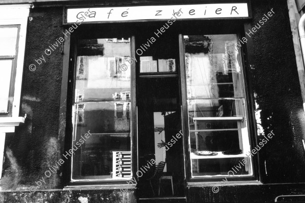 Image of sheet 19890160 photo 34: Schaufenster  Das Café Zweier ist weg. Spiegelungen im Fenster. Kuchen liegen da. Zürich Hausbesetzung 1989 Aussersihl Kreis vier Housing occupied house wohnungsnot besetzung √