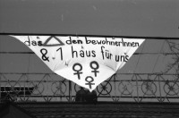 Image of sheet 19890160 photo 5: Am Dreieck, der Zweierstrasse 49/51 stehen die Bagger zur Markierung was alles weg kommt. Als Schablone am Boden. Die Häuser. Die Transparente. Ein Bewohner im Büro. Ein Laden. Das Café Zweier ist weg. Spiegelungen im Fenster. Kuchen liegen da. Zürich Hausbesetzung 1989