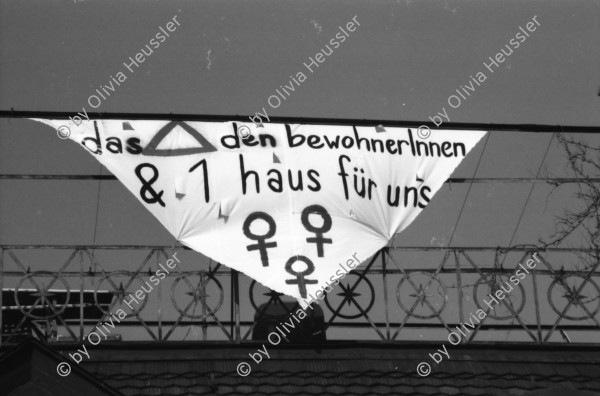 Image of sheet 19890160 photo 5: Am Dreieck, der Zweierstrasse 49/51 stehen die Bagger zur Markierung was alles weg kommt. Als Schablone am Boden. Die Häuser. Die Transparente. Ein Bewohner im Büro. Ein Laden. Das Café Zweier ist weg. Spiegelungen im Fenster. Kuchen liegen da. Zürich Hausbesetzung 1989