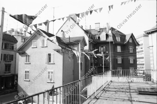 Image of sheet 19890160 photo 7: Am Dreieck, der Zweierstrasse 49/51 stehen die Bagger zur Markierung was alles weg kommt. Als Schablone am Boden. Die Häuser. Die Transparente. Ein Bewohner im Büro. Ein Laden. Das Café Zweier ist weg. Spiegelungen im Fenster. Kuchen liegen da. Zürich Hausbesetzung 1989