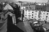 Image of sheet 19890160 photo 8: Am Dreieck, der Zweierstrasse 49/51 stehen die Bagger zur Markierung was alles weg kommt. Als Schablone am Boden. Die Häuser. Die Transparente. Ein Bewohner im Büro. Ein Laden. Das Café Zweier ist weg. Spiegelungen im Fenster. Kuchen liegen da. Zürich Hausbesetzung 1989