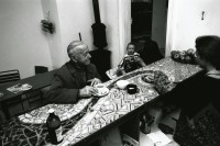 Image of sheet 19890170 photo 17: An der Zweierstrasse gibt es für die Bewohner Innen und Quartierbevölkerung ein Café. Rentner Alter Mann Besucher Zürich 1989 Hausbesetzung Dreieck √