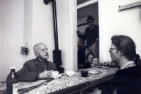 Image of sheet 19890170 photo 18: An der Zweierstrasse gibt es für die Bewohner Innen und Quartierbevölkerung ein Café. Rentner Alter Mann Besucher Zürich 1989 Hausbesetzung Dreieck √
