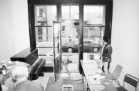 Image of sheet 19890170 photo 20: An der Zweierstrasse gibt es für die BewohnerInne und Quartierbevölkerung ein Café. Auch eine Ausstellung gibt es. Der Garten beherbergt eigene Hühner. Hühnerhof Alter Mann Besucher Zürich 1989 Hausbesetzung Dreieck