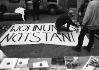 Image of sheet 19890180 photo 13: Zweierstrasse Dreieck Gartenhofstrasse. Transparent Spruchband wird gemalt Wohnungsnotstand. 
Zürich 1989 Besetzung Aussersihl