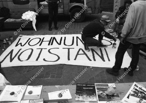 Image of sheet 19890180 photo 13: Zweierstrasse Dreieck Gartenhofstrasse. Transparent Spruchband wird gemalt Wohnungsnotstand. 
Zürich 1989 Besetzung Aussersihl