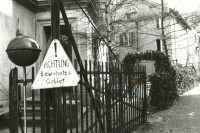 Image of sheet 19890180 photo 4: Aussersihl Kreis vier garden fence animal bird Switzerland housing occupied house Besetztes haus Wohnungsnot
