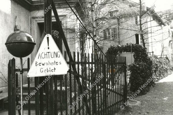 Image of sheet 19890180 photo 4: Aussersihl Kreis vier garden fence animal bird Switzerland housing occupied house Besetztes haus Wohnungsnot