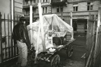 Image of sheet 19890190 photo 6: An der Bäckerstrasse im Kreis 4. Aussersihl Ein Mann zügelt auf einem Leiterwagen Handwagen Karren seine Sachen mit Hund! Zürich 1989 Wohnen Wohnungsnot √