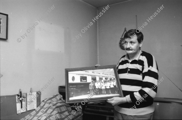 Image of sheet 19890210 photo 0: frtsg. Portrait 890200 Hellmutstrasse 12 für SI Renato Mazzone, Pietro Rinaldo, Rocco Caldo, haben alle von Herrn von Känel (der Thuner Spekulant nahm sich später das Leben) die Kündigung erhalten. 
Josefstrasse, 25 /27 Projekt Bührle. Hellmutstrasse von hinten. Nietengasse Besitzer Albert Wirz Zürich Kreis 4 Aussersihl 1989
Wohnungsnot Wohnen vier Schweiz Switzerland Europe