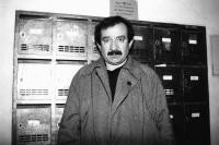 Image of sheet 19890210 photo 3: Von Kündigung betroffener Mann vor Briefkästen an der Hellmutstrasse 12, Zürich 1989.

Kündigung vom Besitzer von Känel der Thuner Spekulant nahm sich später das Leben Aussersihl 1989
Wohnungsnot Wohnen vier Schweiz  √ Kreis  Zürich Schweiz Switzerland Europe