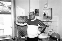 Image of sheet 19890210 photo 8: frtsg. Portrait 890200 Hellmutstrasse 12 für SI  Rocco Caldo, haben alle von Herrn von Känel (der Thuner Spekulant nahm sich später das Leben) die Kündigung erhalten. 
Zürich Kreis 4 Aussersihl 1989
Wohnungsnot Wohnen vier Schweiz Switzerland Europe √