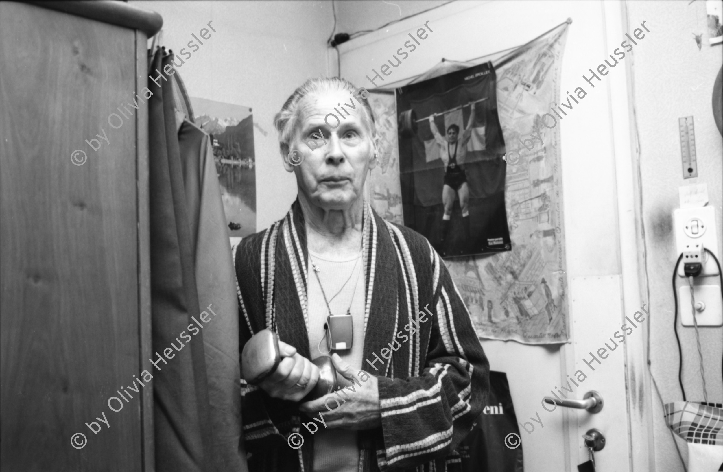Image of sheet 19890220 photo 18: Albert Wirz lässt sich von mir für die Schweizer Illustrierte ablichten. Das Haus gehört seit kurzem dem Thuner Imobilienspekulant Von Känel. Herr Wirz kann nicht mehr bleiben. Er wohnte seit über 30 Jahren in diesem kleinen Zimmer. Zürich Aussersihl Hellmutstrasse Kreis 4 vier 989 Wohnen Wohnungsnot
Schweiz Switzerland Europe Portrait
