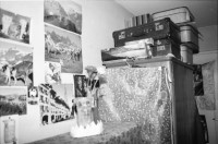 Image of sheet 19890220 photo 28: Albert Wirz lässt sich von mir für die Schweizer Illustrierte ablichten. Das Haus gehört seit kurzem dem Thuner Imobilienspekulant Von Känel. Herr Wirz kann nicht mehr bleiben. Er wohnte seit über 30 Jahren in diesem kleinen Zimmer. Zürich Aussersihl Hellmutstrasse Kreis 4 vier 989 Wohnen Wohnungsnot
Schweiz Switzerland Europe Portrait