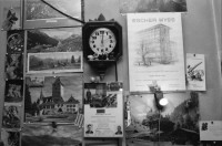Image of sheet 19890220 photo 30: Albert Wirz lässt sich von mir für die Schweizer Illustrierte ablichten. Das Haus gehört seit kurzem dem Thuner Imobilienspekulant Von Känel. Herr Wirz kann nicht mehr bleiben. Er wohnte seit über 30 Jahren in diesem kleinen Zimmer. Zürich Aussersihl Hellmutstrasse Kreis 4 vier 989 Wohnen Wohnungsnot
Schweiz Switzerland Europe Portrait
