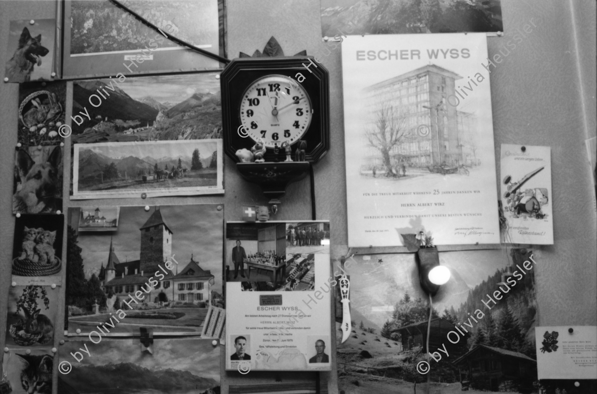 Image of sheet 19890220 photo 30: Albert Wirz lässt sich von mir für die Schweizer Illustrierte ablichten. Das Haus gehört seit kurzem dem Thuner Imobilienspekulant Von Känel. Herr Wirz kann nicht mehr bleiben. Er wohnte seit über 30 Jahren in diesem kleinen Zimmer. Zürich Aussersihl Hellmutstrasse Kreis 4 vier 989 Wohnen Wohnungsnot
Schweiz Switzerland Europe Portrait