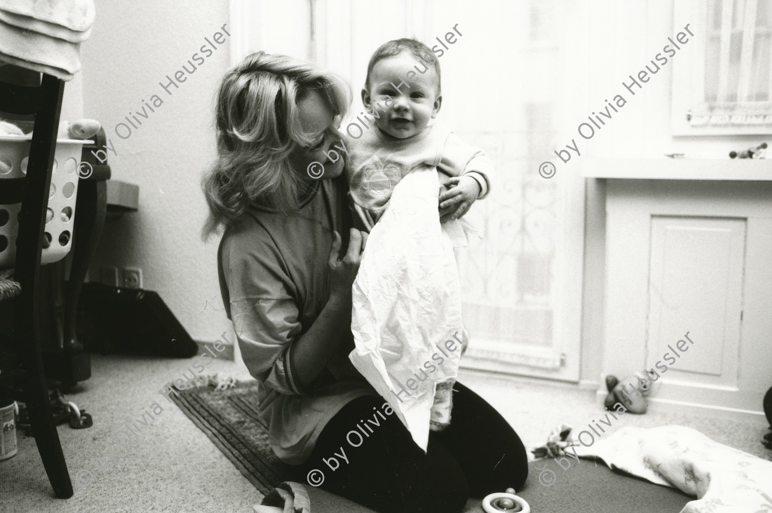 Image of sheet 19890230 photo 29: Portrait Hellmutstrasse 12 für Schweizer Illustrierte
Mutter und  Kleinkind mit Kündigung.
Aussersihl Kreis 4  vier Schweiz Switzerland Europe 
Zürich 1989 √