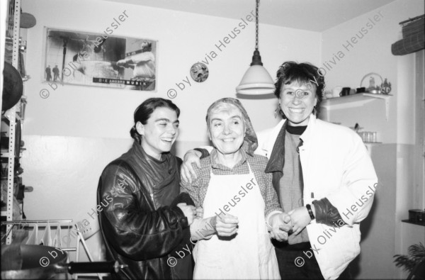 Image of sheet 19890230 photo 3: Maria und ihre Mutter beim Musaka Kochen, aus Kreta Xania, Cathy Erismannhof. frtsg. Portrait Hellmutstrasse 12 SI. Pierino Angelo Fossati (siehe Wohnungsnot demo Kanzlei Verhaftung) Maria Fernandez, Ihre Kündigung, Mutter mit Kleinkind. SI Hauseingang Jungendstil. An der Stockerstrasse. Mit einem Wisch (unscharfe Bewegung eines Velofahrers).
Zürich 1989